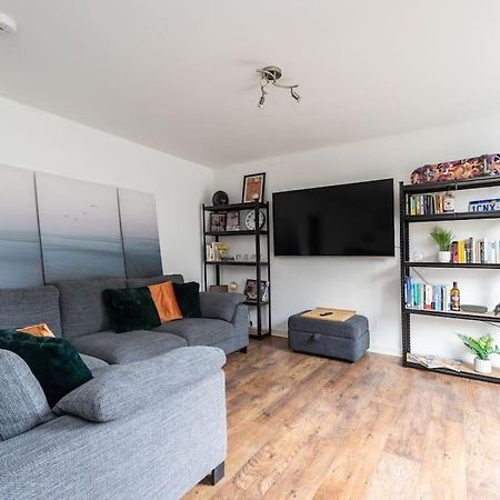 Ferienwohnung Stunning 1 Bd Flat In Lochend Park With A Patio Edinburgh Exterior foto