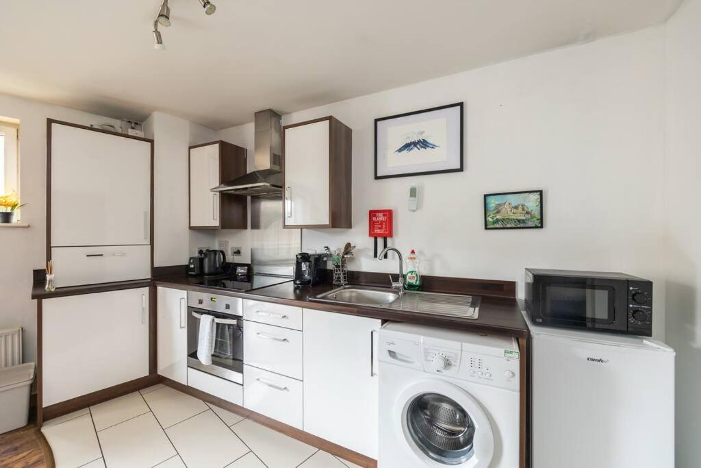 Ferienwohnung Stunning 1 Bd Flat In Lochend Park With A Patio Edinburgh Exterior foto